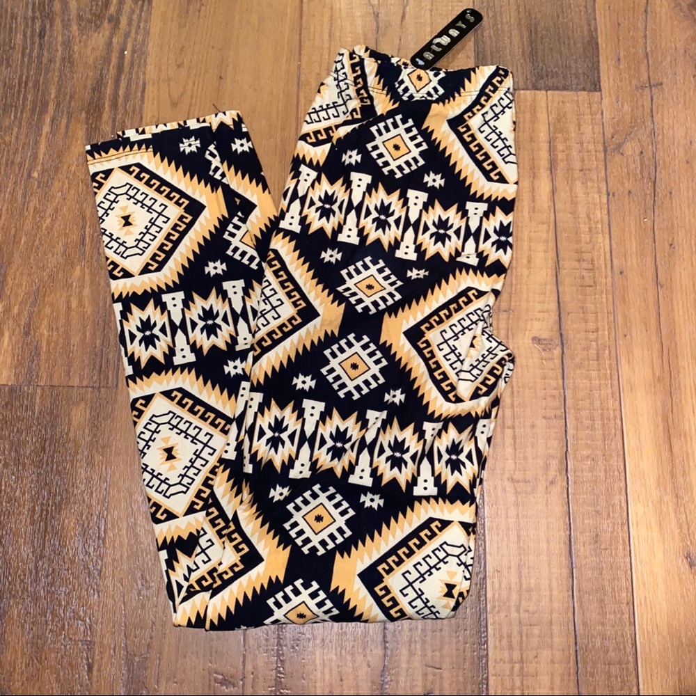 🐰Aztec Tan Print One Size Leggings!